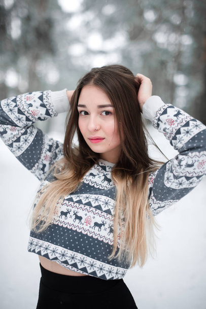 Winter portret van jonge mooie brunette vrouw dragen trui. Sneeuwen winter schoonheid mode concept. - Foto, afbeelding