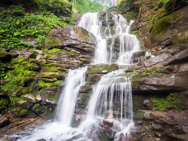 schöner Ort Shipot Wasserfall in den Karpaten, Ukraine. - Foto, Bild