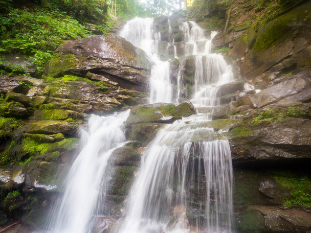schöner Ort Shipot Wasserfall in den Karpaten, Ukraine. - Foto, Bild