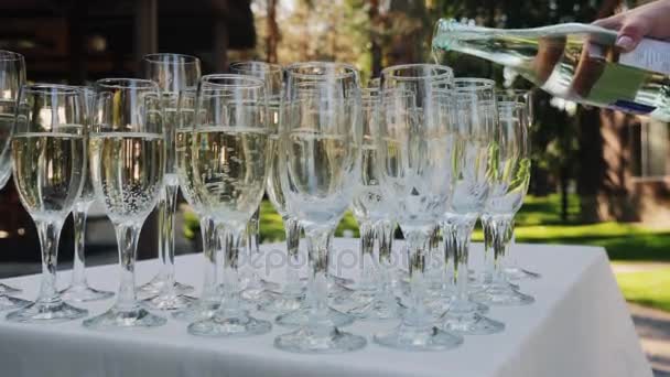 Champagne is gegoten in de glazen. Slow motion - Video