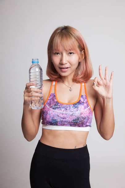 Beautiful Asian healthy girl with bottle of drinking water. - Foto, Imagen