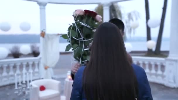 Mies kukkakimpun kanssa puhuu naisen kanssa
 - Materiaali, video