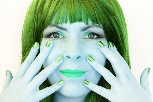 La femme aux cheveux verts et au maquillage vert
  - Photo, image