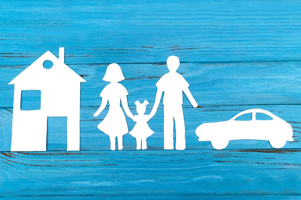 Паперовий силует сім'ї з будинком і автомобілем
 - Фото, зображення