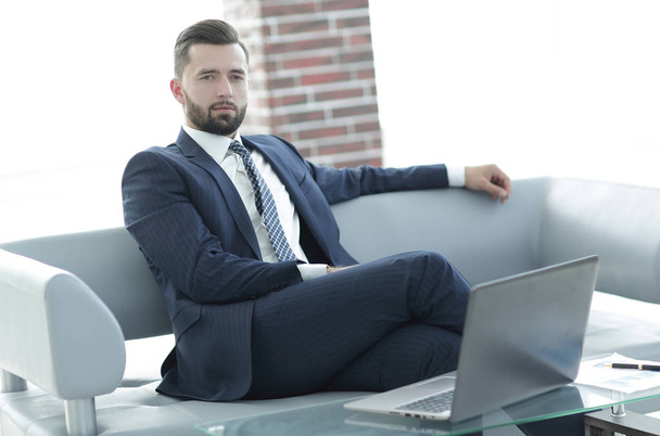 Retrato de un exitoso empresario sentado en el vestíbulo de la oficina
. - Foto, Imagen