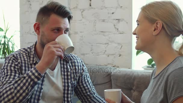 Mężczyzna i kobieta są picia kawy w kawiarni - Materiał filmowy, wideo