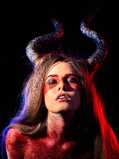 Gekke satan vrouw agressieve schreeuw in de hel. Heks reïncarnatie schepsel. - Foto, afbeelding