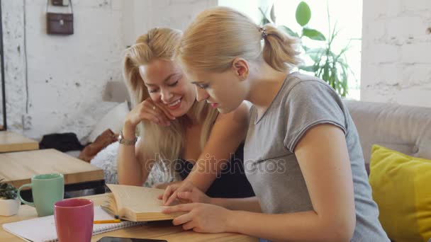 Две девушки читают книгу
 - Кадры, видео