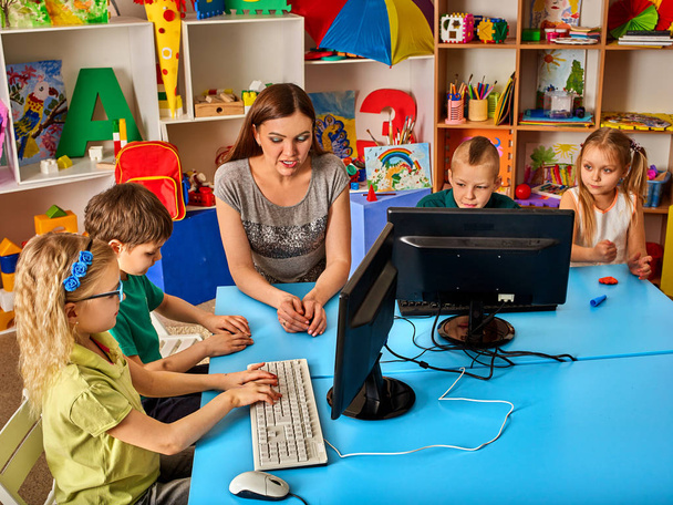 Niños clase informática nosotros para la educación y el videojuego
. - Foto, Imagen
