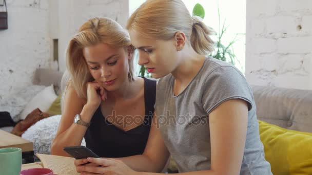Dziewczyny są oglądając coś w telefonie - Materiał filmowy, wideo