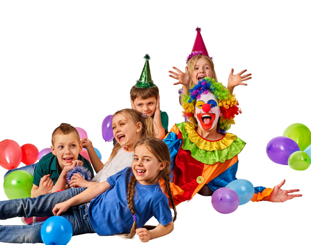 Anniversaire enfant clown jouer avec des enfants. Gâteaux pour enfants célébration
. - Photo, image