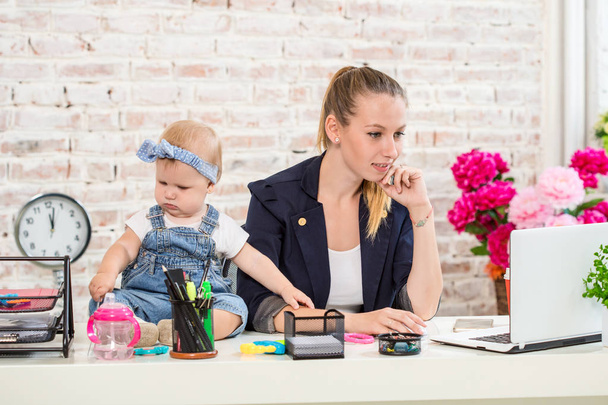Üzletasszony anya nő, a lánya dolgozik a laptop - Fotó, kép