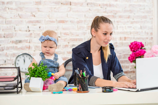 Επιχειρηματίας μητέρα γυναίκα με μια κόρη που εργάζεται στο laptop - Φωτογραφία, εικόνα
