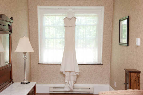 vestido de noiva na janela  - Foto, Imagem