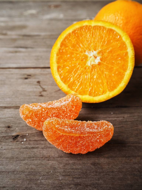 Oranje candy op houten achtergrond - Foto, afbeelding