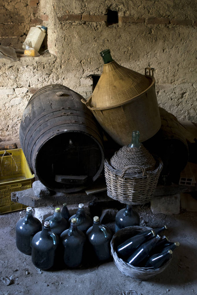 παλιό κελάρι με παλαιωμένο κρασί και αντίκες βαρέλια - Φωτογραφία, εικόνα