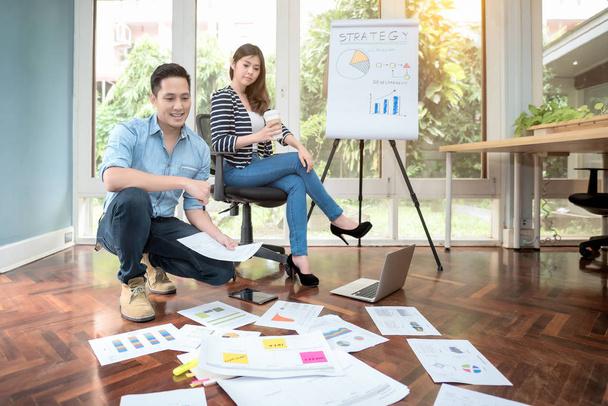 Встреча молодых азиатских предпринимателей для мозгового штурма и обсуждения концепции бизнес-стратегии в домашнем офисе
 - Фото, изображение