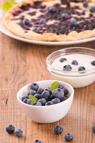 Blueberry tart a fehér edény.  - Fotó, kép