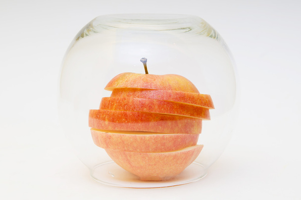 rode gesneden appel in vaas - Foto, afbeelding