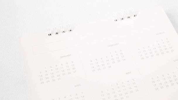 verschwommenes Kalenderblatt auf weißem Hintergrund. - Foto, Bild