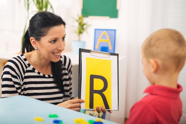 Orthophoniste enseigne aux garçons à dire la lettre R
 - Photo, image