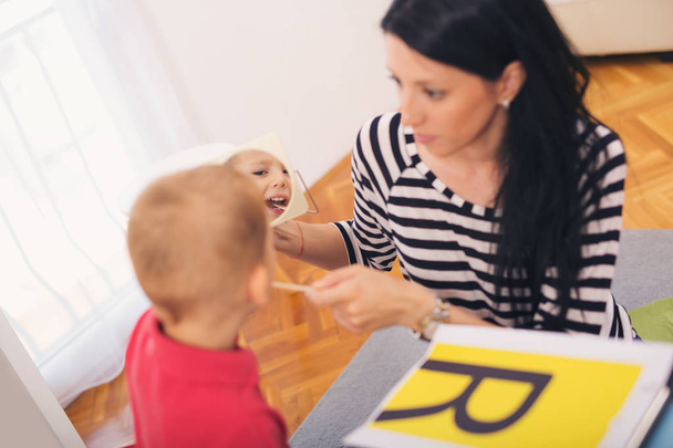 Konuşma terapisti R harfi söylemek çocuklar öğretir - Fotoğraf, Görsel