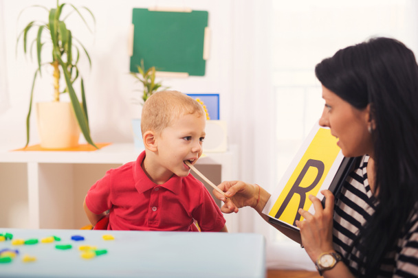 Речевой терапевт учит мальчиков говорить букву R
 - Фото, изображение