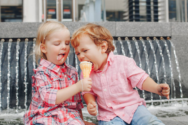 děti jíst zmrzlinu  - Fotografie, Obrázek