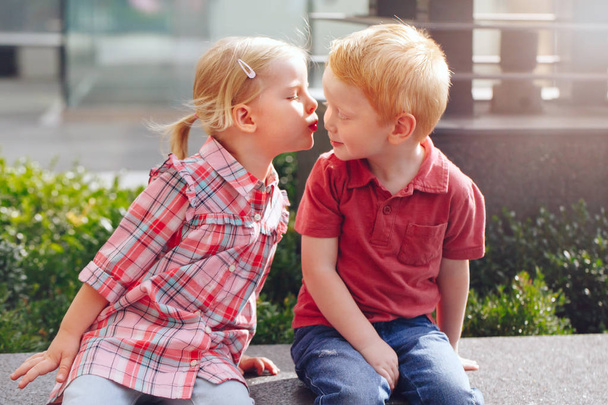  mały chłopiec i dziewczyna całuje wzajemnie - Zdjęcie, obraz