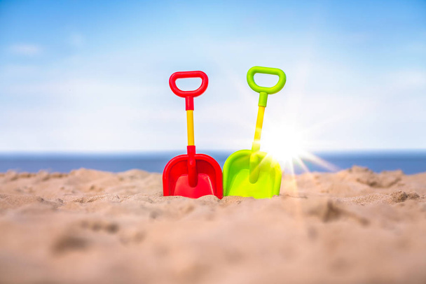 Pelles jouet en plastique sur la plage
 - Photo, image
