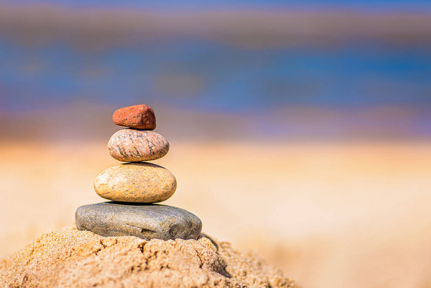 купа збалансованих каменів
 - Фото, зображення