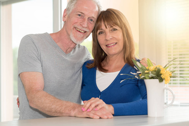 Portret van een gelukkige senior paar, lichteffect - Foto, afbeelding