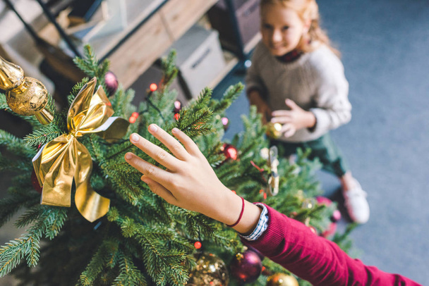 Enfants décorant arbre de Noël
 - Photo, image