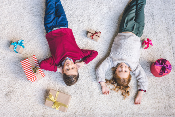 niños relajándose en Navidad
 - Foto, imagen