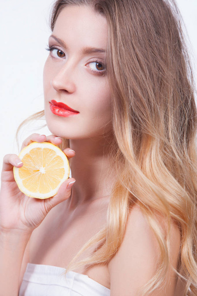Girl posing with half of lemon - Foto, Imagen