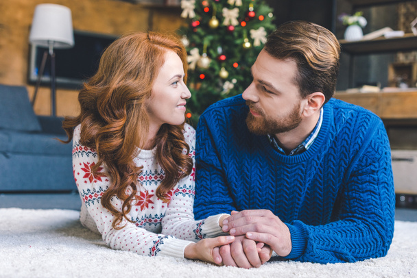 loving couple holding hands on christmas - Foto, immagini