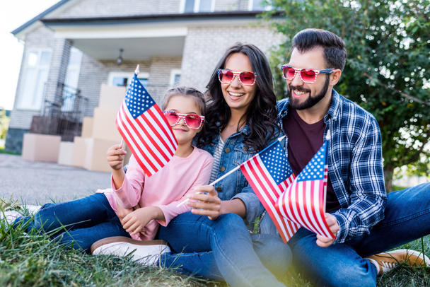 family with american flags and sunglasses - Fotoğraf, Görsel