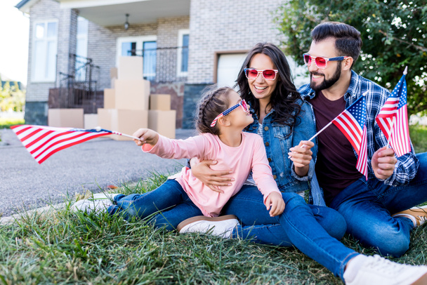 family with american flags and sunglasses - Foto, Bild