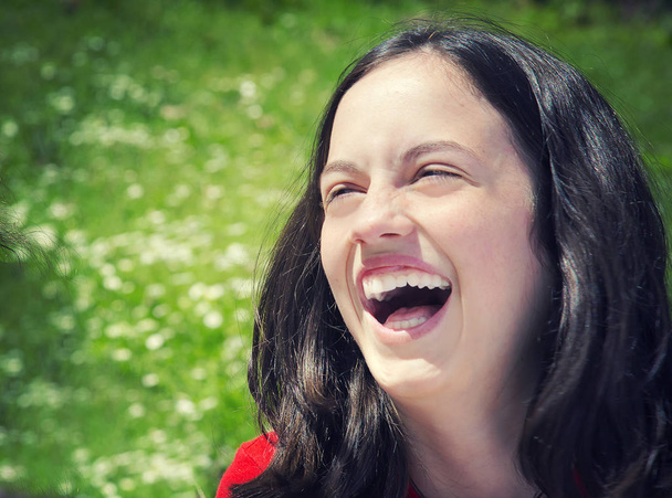 Πορτρέτο του ένα εφηβικό κορίτσι που γελάει - Φωτογραφία, εικόνα