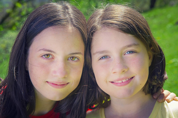 Портрет красивых сестер-подростков, улыбающихся
 - Фото, изображение