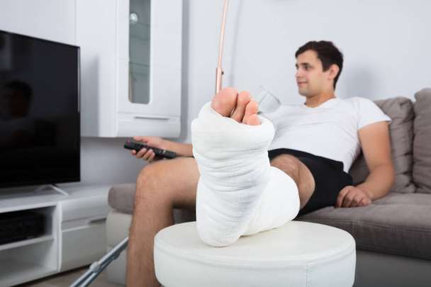 Injured Man Watching Television - Zdjęcie, obraz
