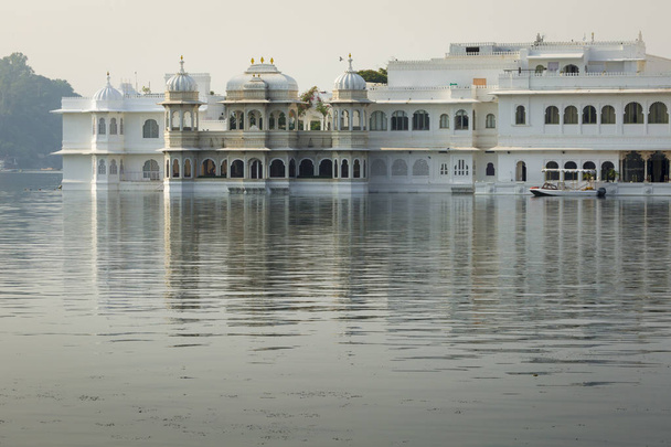 Taj Lake Palace na jezeře Pichola v Udaipur Rajasthan, Indie. - Fotografie, Obrázek