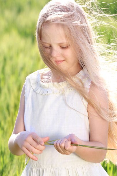 Little girl in green field - Foto, Bild