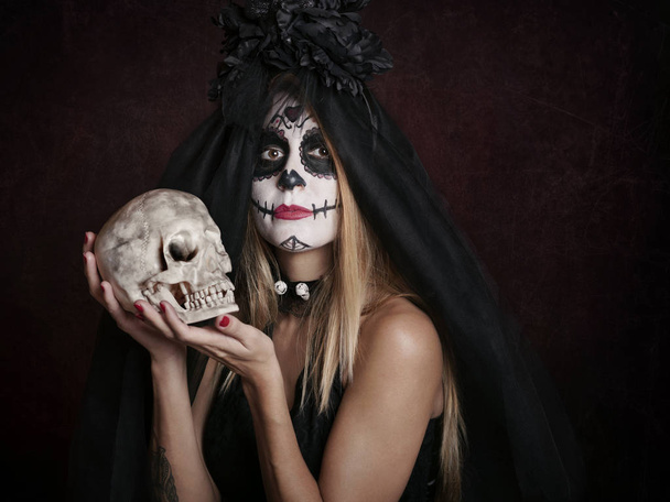 Женщина на Хэллоуин на красном фоне
 - Фото, изображение
