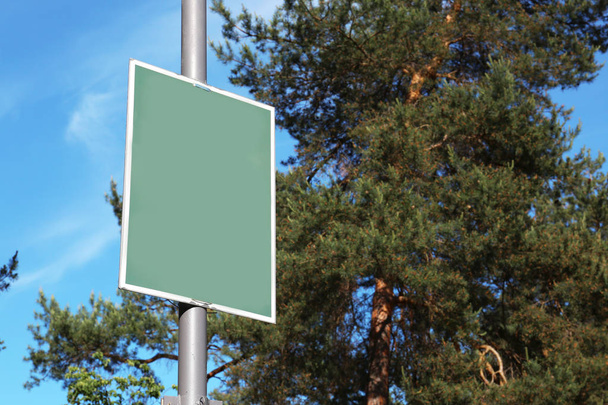 Leeg bord in groen park  - Foto, afbeelding