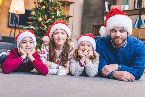 family in santa hats - Fotoğraf, Görsel