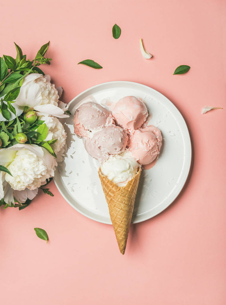 strawberry and coconut ice cream - Фото, зображення