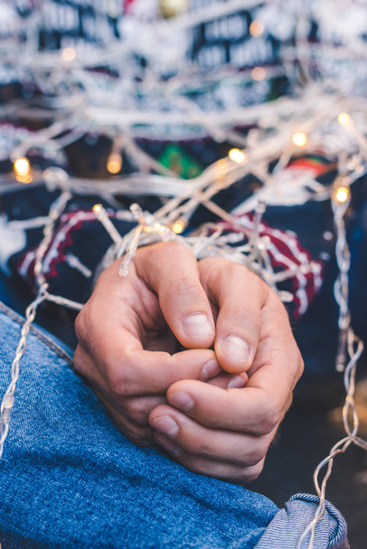 man vastgebonden met Kerstmis garland - Foto, afbeelding
