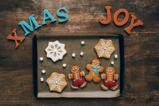 Kerst gingerbreads op lade bakken  - Foto, afbeelding