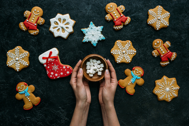 hands with marshmallows and gingerbreads - Foto, Imagem